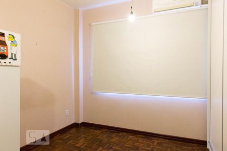 Quarto (detalhe da cortina) de kitnet/studio para alugar com 1 quarto, 25m² em Rio Branco, Porto Alegre