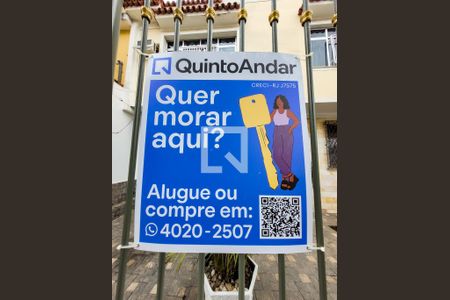 Placa QuintoAndar instalada na fachada do imóvel de casa à venda com 3 quartos, 184m² em Abolição, Rio de Janeiro