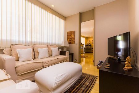 Sala de TV de apartamento à venda com 4 quartos, 570m² em Cosme Velho, Rio de Janeiro