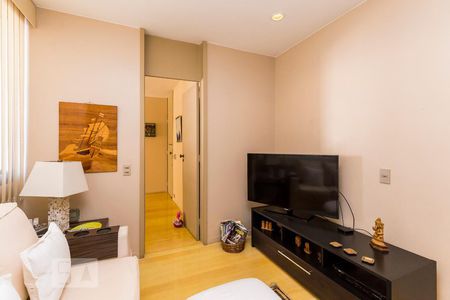 Sala de TV de apartamento à venda com 4 quartos, 570m² em Cosme Velho, Rio de Janeiro