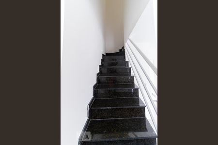 Escada de casa para alugar com 2 quartos, 75m² em Jardim Colorado, São Paulo