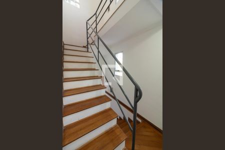 Escada  de casa para alugar com 3 quartos, 240m² em Fazenda Morumbi, São Paulo