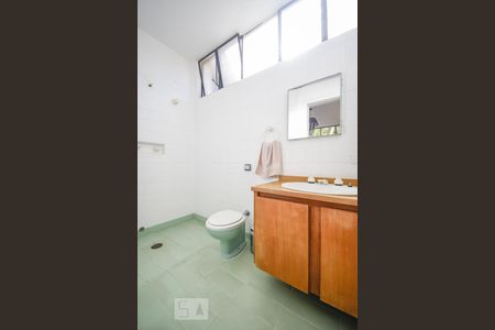 Casa para alugar com 700m², 4 quartos e 3 vagas Casa para alugar com 700m², 4 quartos e 3 vagasBanheiro da Suite 2