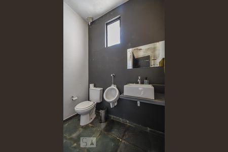 Casa para alugar com 700m², 4 quartos e 3 vagas Casa para alugar com 700m², 4 quartos e 3 vagasBanheiro externo 1