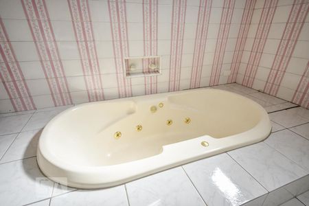 Casa para alugar com 700m², 4 quartos e 3 vagas Casa para alugar com 700m², 4 quartos e 3 vagasBanheiro da Suíte 1