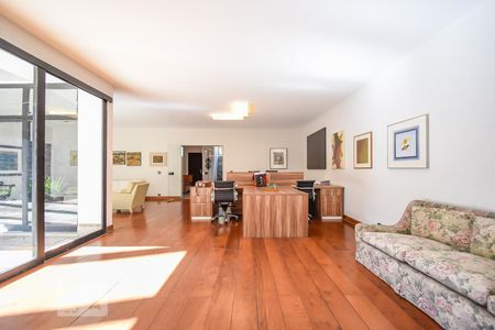 Casa para alugar com 700m², 4 quartos e 3 vagas Casa para alugar com 700m², 4 quartos e 3 vagasSala