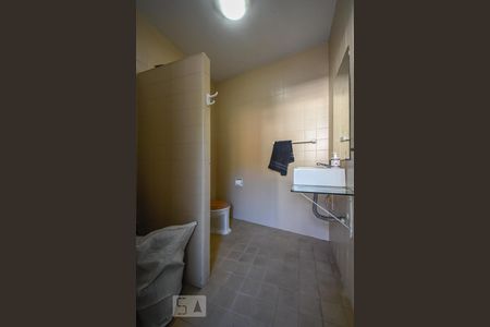 Casa para alugar com 700m², 4 quartos e 3 vagas Casa para alugar com 700m², 4 quartos e 3 vagasBanheiro de Serviço (edícula)