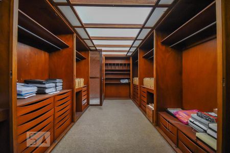 Casa para alugar com 700m², 4 quartos e 3 vagas Casa para alugar com 700m², 4 quartos e 3 vagasCloset da Suíte 1