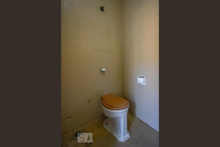 Casa para alugar com 700m², 4 quartos e 3 vagas Casa para alugar com 700m², 4 quartos e 3 vagasBanheiro de Serviço (edícula)