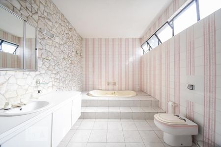 Casa para alugar com 700m², 4 quartos e 3 vagas Casa para alugar com 700m², 4 quartos e 3 vagasBanheiro da Suíte 1