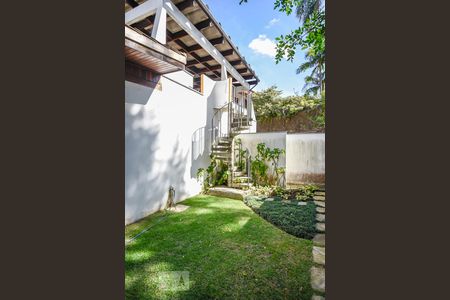 Casa para alugar com 700m², 4 quartos e 3 vagas Casa para alugar com 700m², 4 quartos e 3 vagasEscada para Salão do 2 piso