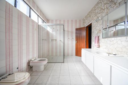 Casa para alugar com 700m², 4 quartos e 3 vagas Casa para alugar com 700m², 4 quartos e 3 vagasBanheiro da Suíte 1