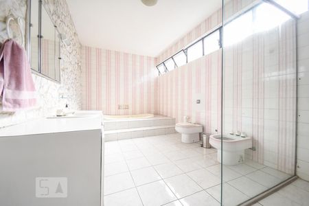 Casa para alugar com 700m², 4 quartos e 3 vagas Casa para alugar com 700m², 4 quartos e 3 vagasBanheiro da Suíte 1