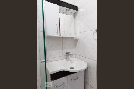 Banheiro de kitnet/studio para alugar com 1 quarto, 35m² em Passo da Areia, Porto Alegre