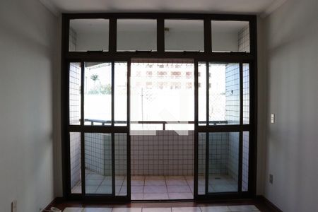 Detalhe da sala de apartamento para alugar com 3 quartos, 150m² em Mansões Santo Antônio, Campinas