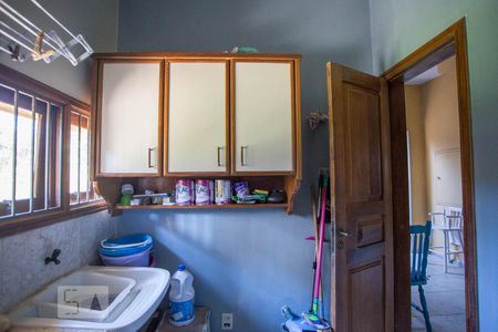 Casa de condomínio à venda com 450m², 5 quartos e 2 vagas Casa de condomínio à venda com 450m², 5 quartos e 2 vagasÁrea de serviço