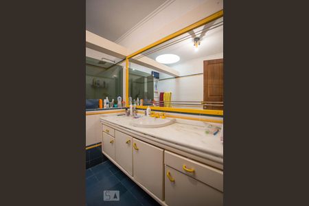 Casa de condomínio à venda com 450m², 5 quartos e 2 vagas Casa de condomínio à venda com 450m², 5 quartos e 2 vagasBanheiro 2