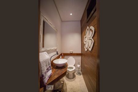 Casa de condomínio à venda com 450m², 5 quartos e 2 vagas Casa de condomínio à venda com 450m², 5 quartos e 2 vagasLavabo 1