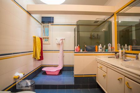 Casa de condomínio à venda com 450m², 5 quartos e 2 vagas Casa de condomínio à venda com 450m², 5 quartos e 2 vagasBanheiro 2