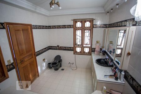 Casa de condomínio à venda com 450m², 5 quartos e 2 vagas Casa de condomínio à venda com 450m², 5 quartos e 2 vagasBanheiro da suíte