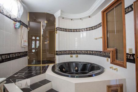 Casa de condomínio à venda com 450m², 5 quartos e 2 vagas Casa de condomínio à venda com 450m², 5 quartos e 2 vagasBanheiro da suíte