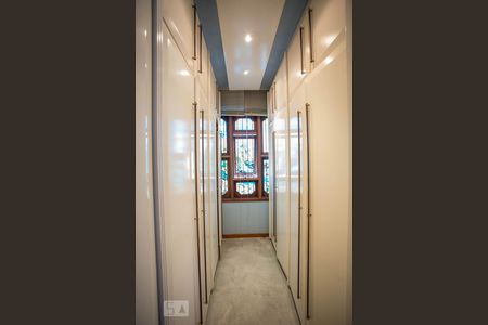 Casa de condomínio à venda com 450m², 5 quartos e 2 vagas Casa de condomínio à venda com 450m², 5 quartos e 2 vagasCloset da suíte