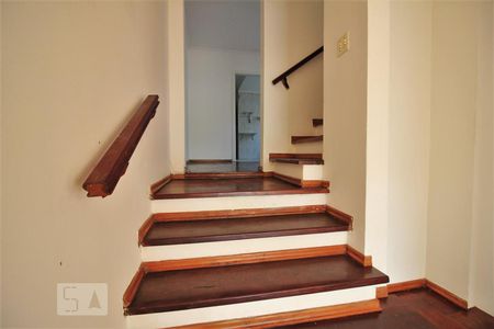 Escadas de casa para alugar com 3 quartos, 140m² em Paraíso do Morumbi, São Paulo