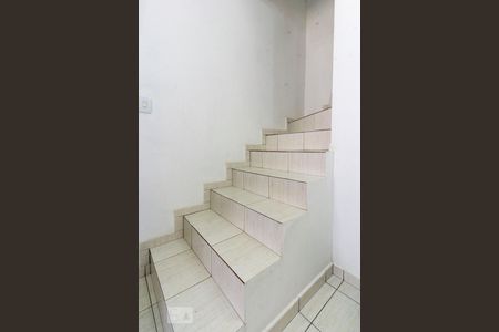 Escada de casa de condomínio para alugar com 2 quartos, 120m² em Vila Domitila, São Paulo