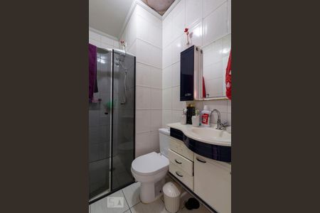 Banheiro de casa de condomínio para alugar com 2 quartos, 120m² em Vila Domitila, São Paulo