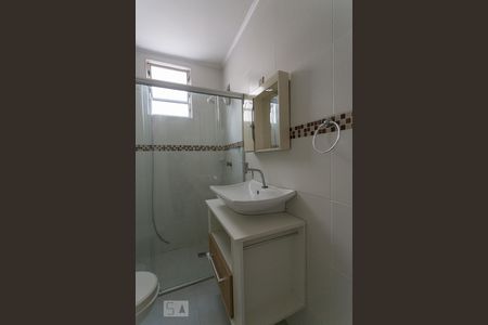 Banheiro de apartamento à venda com 1 quarto, 49m² em Menino Deus, Porto Alegre