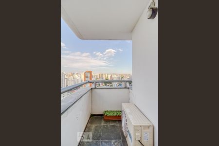 Apartamento à venda com 178m², 4 quartos e 4 vagas Apartamento à venda com 178m², 4 quartos e 4 vagasSacada da primeira suíte
