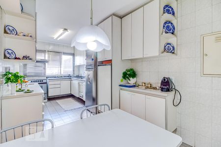 Apartamento à venda com 178m², 4 quartos e 4 vagas Apartamento à venda com 178m², 4 quartos e 4 vagasCozinha