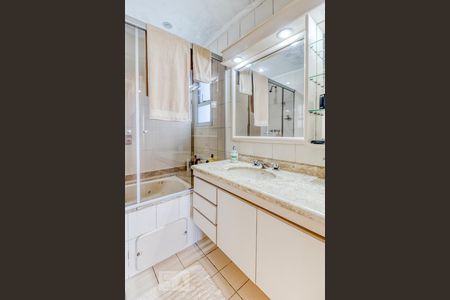 Apartamento à venda com 178m², 4 quartos e 4 vagas Apartamento à venda com 178m², 4 quartos e 4 vagasBanheiro da primeira suíte