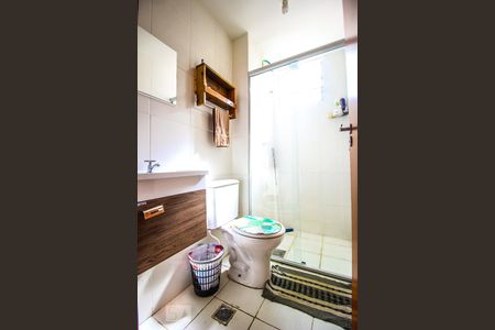 Banheiro social de apartamento para alugar com 2 quartos, 50m² em Jaqueline, Belo Horizonte