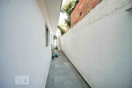 Casa à venda com 280m², 4 quartos e 2 vagas Casa à venda com 280m², 4 quartos e 2 vagasCorredor lateral