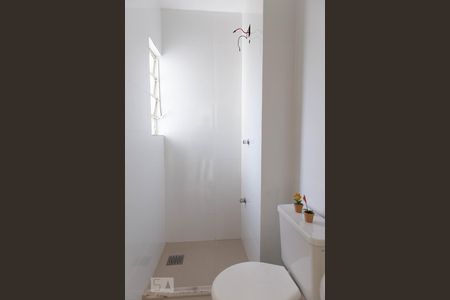 Banheiro de apartamento à venda com 1 quarto, 38m² em Jardim Itu Sabará, Porto Alegre