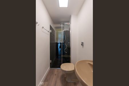Banheiro de kitnet/studio para alugar com 1 quarto, 45m² em Centro, Campinas