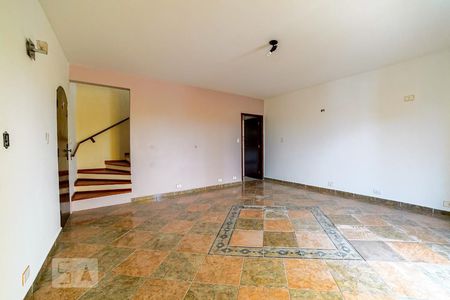 Sala e Escadas para Quartos de casa para alugar com 3 quartos, 250m² em Vila Gustavo, São Paulo