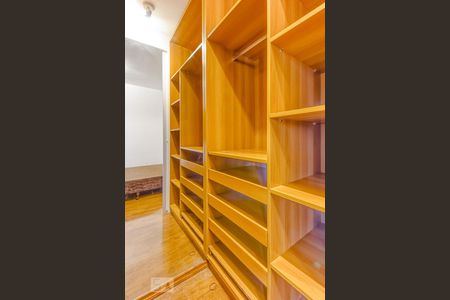 Closet da suíte de apartamento para alugar com 2 quartos, 60m² em Vila Nova Conceição, São Paulo