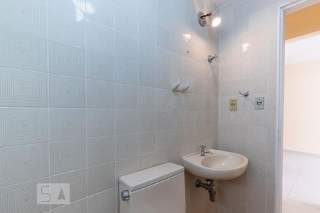 Banheiro de apartamento à venda com 1 quarto, 45m² em Cambuí, Campinas