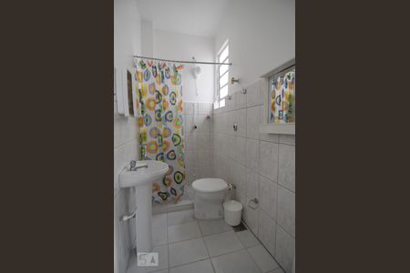 Banheiro de kitnet/studio à venda com 1 quarto, 30m² em Azenha, Porto Alegre