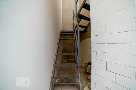 Escadas para Quarto de casa para alugar com 1 quarto, 50m² em Vila Gustavo, São Paulo