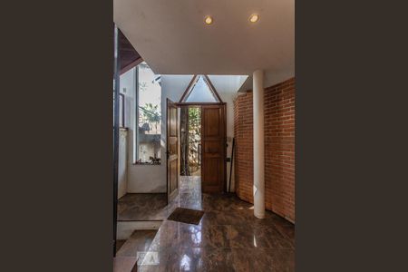 Entrada de casa para alugar com 5 quartos, 900m² em Vila Inah, São Paulo