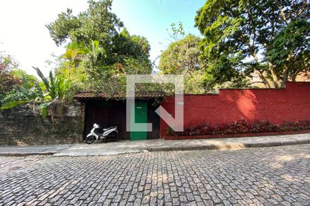 Casa à venda com 600m², 7 quartos e 1 vaga Casa à venda com 600m², 7 quartos e 1 vagaFachada