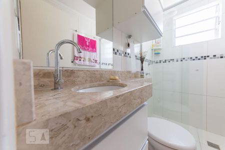 Banheiro de apartamento à venda com 2 quartos, 50m² em Vila Carminha, Campinas