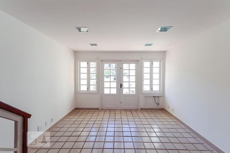 Sala de casa de condomínio para alugar com 3 quartos, 180m² em Recreio dos Bandeirantes, Rio de Janeiro