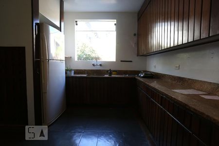 Casa à venda com 560m², 5 quartos e 6 vagas Casa à venda com 560m², 5 quartos e 6 vagasCozinha