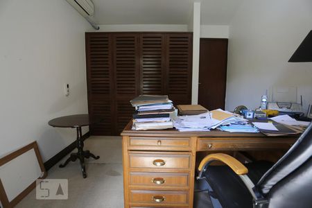 Casa à venda com 560m², 5 quartos e 6 vagas Casa à venda com 560m², 5 quartos e 6 vagasQuarto 2