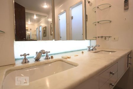 Casa à venda com 560m², 5 quartos e 6 vagas Casa à venda com 560m², 5 quartos e 6 vagasBanheiro da Suíte