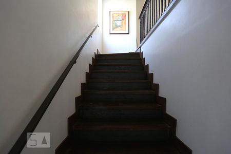 Casa à venda com 560m², 5 quartos e 6 vagas Casa à venda com 560m², 5 quartos e 6 vagasEscadas de acesso aos dormitórios